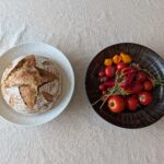 krožnik s kruhom in krožnik s paradižniki